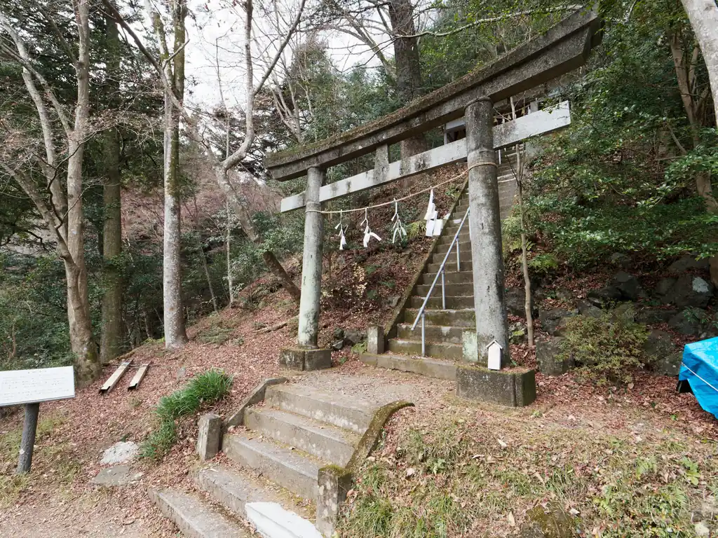 ここは間違えた道。
ここではなく、写真右側にある（写真に写ってない）階段を登っていく。