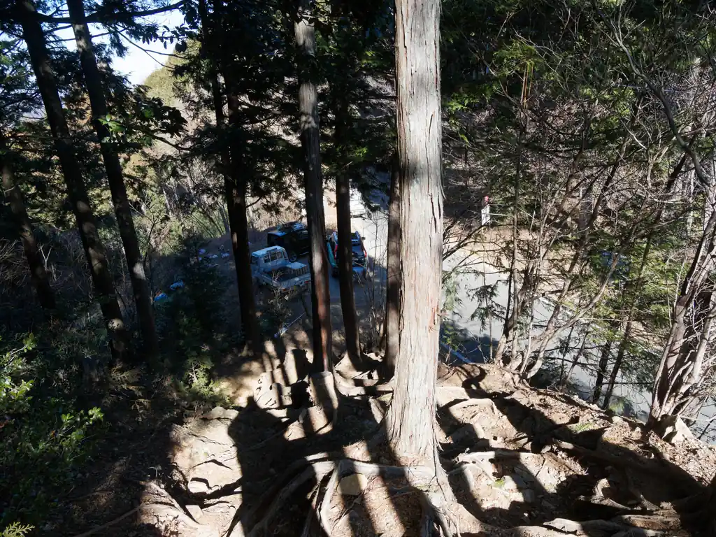 そのまま進んでいくと一度舗装路に出て向かいの登山道へ。
この日はやたら車が止まっていましたが、なぜだかゴミも大量に捨てられており…何があったんだろうか。