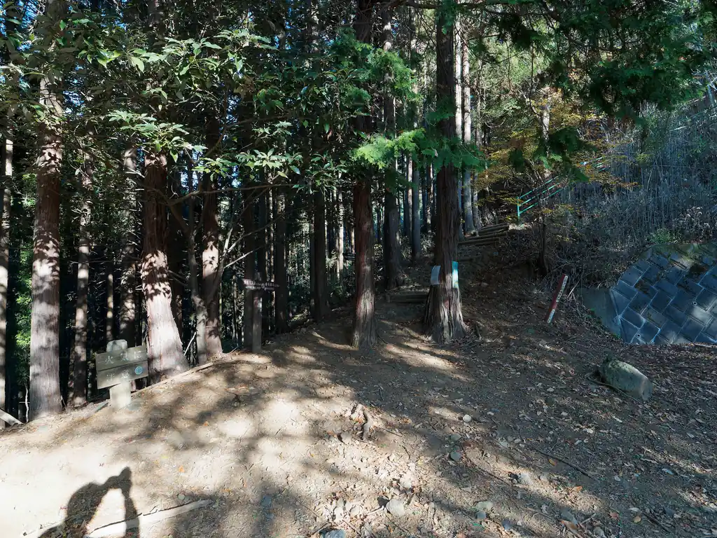 ゲートから少し歩くと道標があって、また登山道に入る。