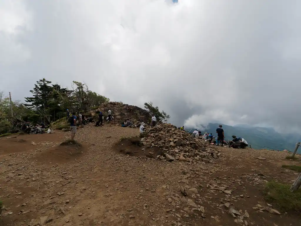 丸川峠から約1時間、雷岩に到着。

丸川峠から大菩薩嶺までの道はほとんど人とすれ違わない（まあ8～10人くらいすれ違った気がする）一人歩きでしたが、雷岩まで来てみると大勢の登山者がランチ休憩をとっていました。
大菩薩嶺、本当に人気なのか説があったのですが、やっぱ人気の山だったわ。