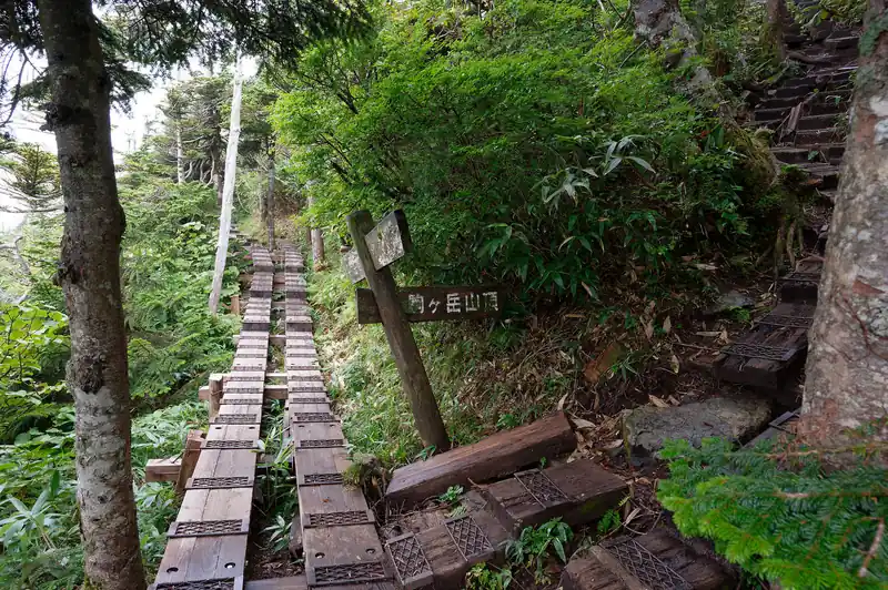 中門岳方面に歩いていくと、駒ヶ岳山頂と巻道の分岐。
とりあえず中門岳への往路では会津駒ケ岳の山頂を踏んでいくこととする。

このあたりは風が通りにくいのか、とにかく湿気ている。今までの木道は乾いていたが、この周辺だけはなぜだか濡れていた。