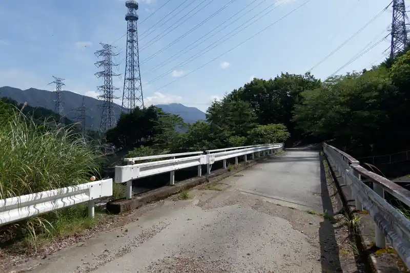 写真は振り返って撮ったものですが、奥に見える送電鉄塔のあたりが東山梨変電所です。
こんな山奥に…と思うような場所ですが、かなりの高圧を扱う変電所のようなので、人里離れた場所に設置されたんでしょう。

ここまでは比較的整っていた道だったんですが…