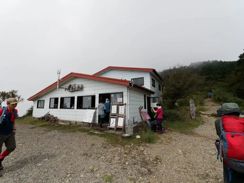 花立山荘に到着。ここは山荘で軽食を取っている人が多かった。
かき氷が人気みたいです。私も食べたいが時間かかりそうなので適度に休んだら出発。