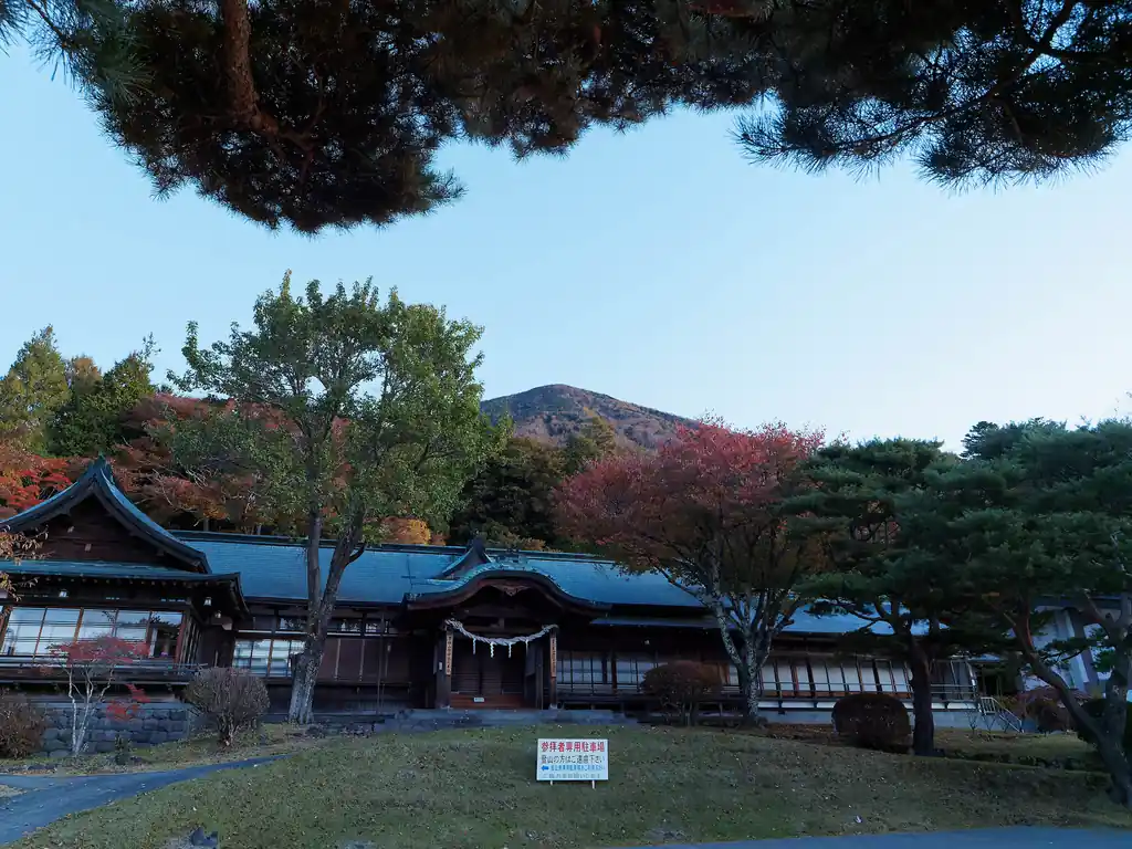 太陽が出てくると男体山をわずかに拝むことができました。
ここからだとそんなにわからないですが、復路のバスから男体山はよく見えます。非常に綺麗な山容の山です。