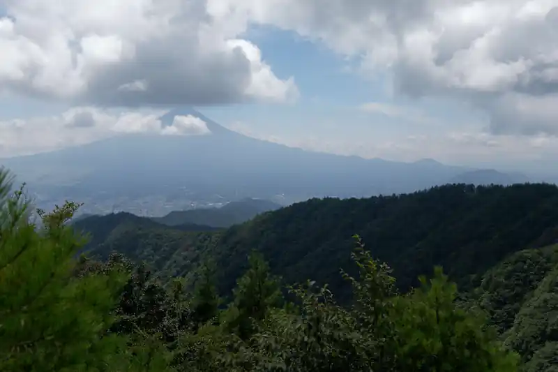 富士山は微妙に雲に隠れていますが…。今日は天気いいから、富士登山の人たちもさぞいい景色が見えているでしょう。
去年登ってもういいかな、と思ったけど、なんだかんだまた富士山登りたくなってきてるんだよな。
真夏しか登れなくて天候が安定しないから、日程を決めるのが非常に難しい、それが富士山だと思っております。