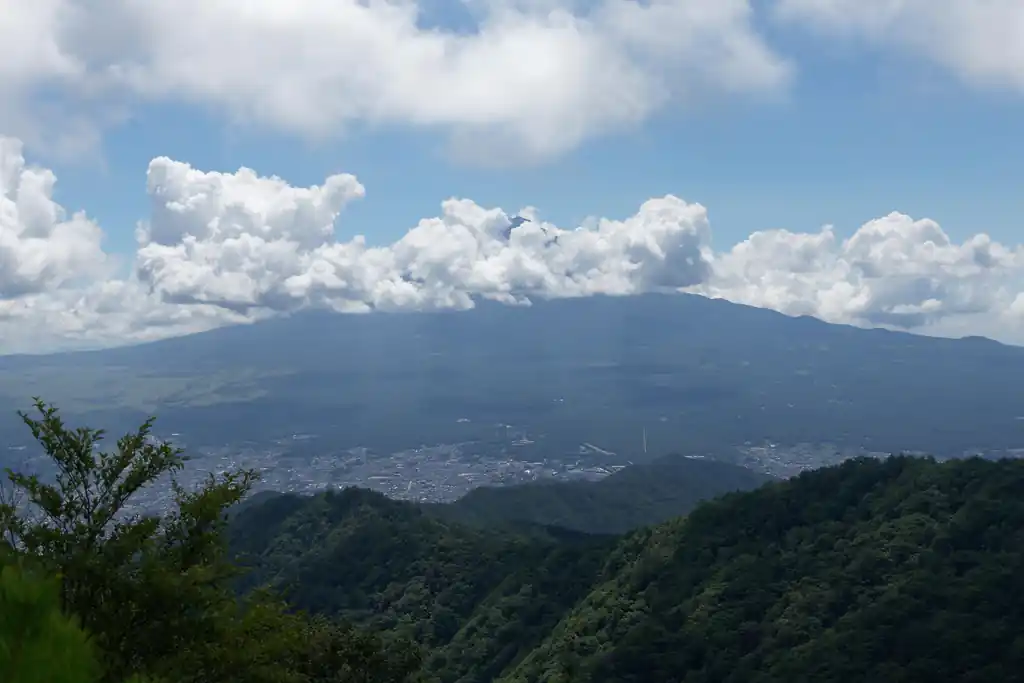 富士山は相変わらず裾野しかみえず。晴れて空気が澄んでいればさぞ良い景色なのでしょう…。