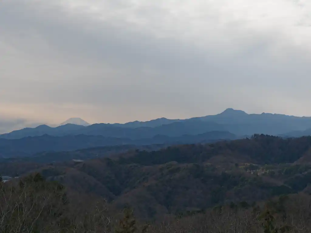 右に大岳山と、左に富士山かな？