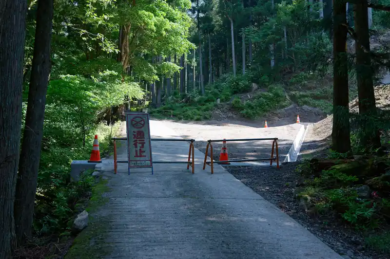 そのまま歩いていくと通行止めの看板が登場。徒歩なので無視して脇から進みます。
