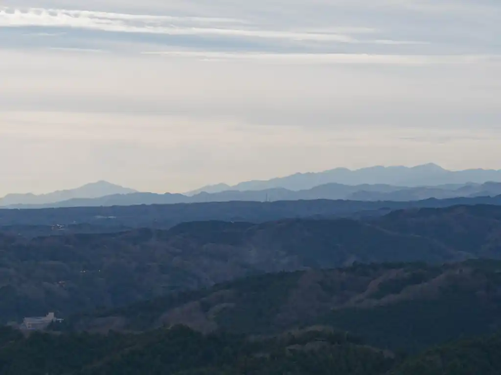こっちは丹沢。多分、一番奥の左にある三角形の山が大山だろう。右に丹沢山や蛭が岳がある・・・はず。