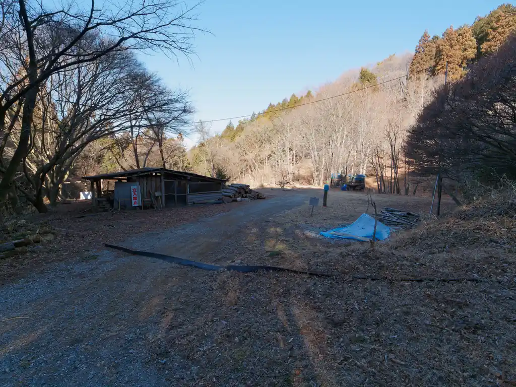 謎の施設が見えてきたら県民の森はすぐそこ。
