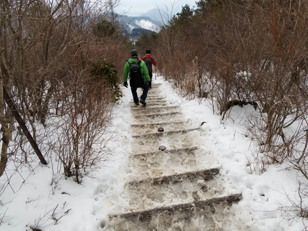 私は花立山荘で軽アイゼンを外したんですが、それはまだ早かった。
この階段が雪で滑りまくる。結構怖かったですよ。階段を下り終えたところで再び軽アイゼンを付け直しました。