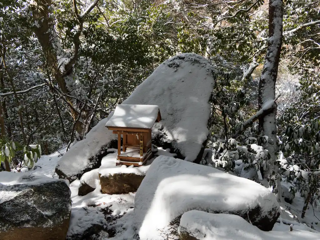 香取神社。
このあたりから人が来るのでなんだろう？登山道があるのかな？と思ったら、この香取神社を見に行って戻ってきた人だった模様。