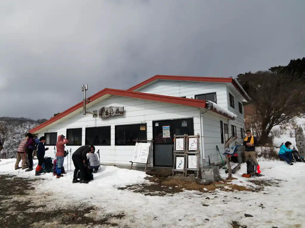 花立山荘。大勢の登山者がここで休憩しており、ベンチは全部埋まっている。
ここから先は特に雪が増えるので、休憩するならココ、という感じなんだろう。まあトイレもあるし、なんなら暖かい食事も食べれますからね。