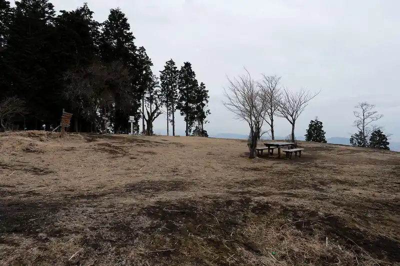 高松山は展望がよく、平坦で休憩には適しています。
この天気にもかかわらず10人前後の登山者が休憩していました。
