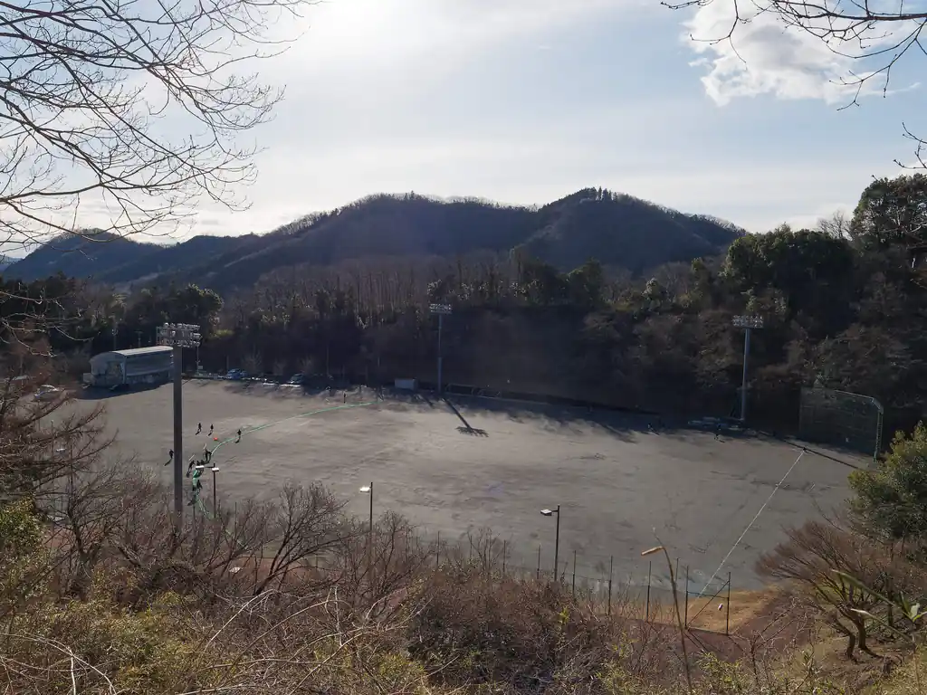 そのまま東側に降りていくとグラウンド。これがたぶん名倉グラウンドかな。
向かいに見える山がたぶん日連アルプスの日連金剛山のような気がする。
