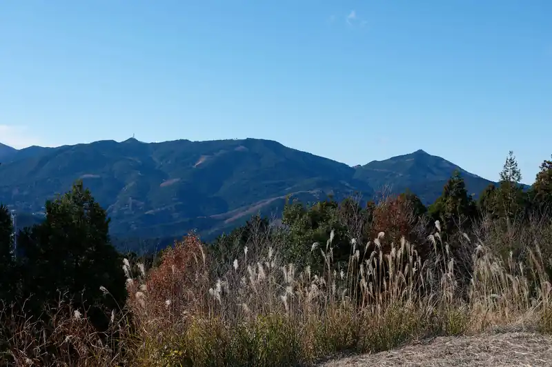 右が笠山で、左が堂平山かな。
堂平山左のアンテナが有るのはたぶん剣ヶ峰な気がする。