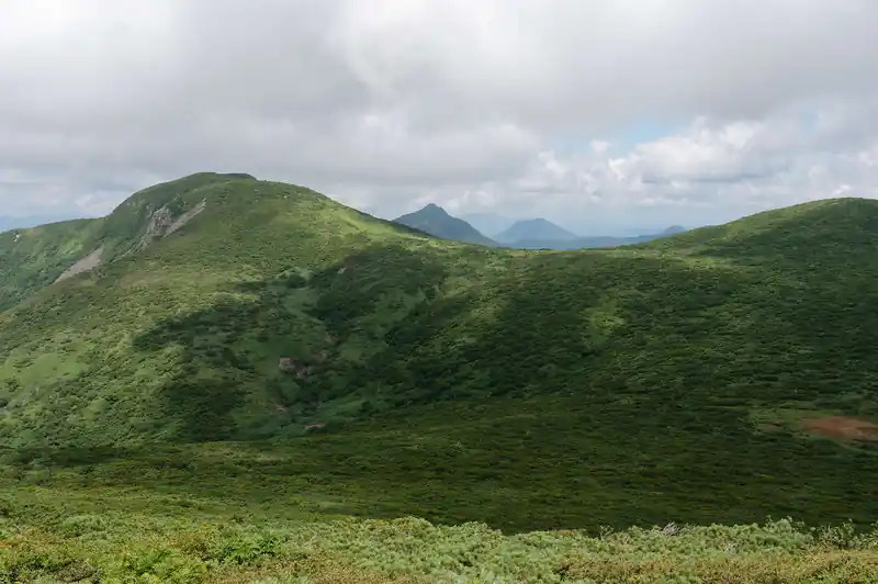 左側に三本槍岳。名前とは裏腹に、かなりなだらかな山容です。
