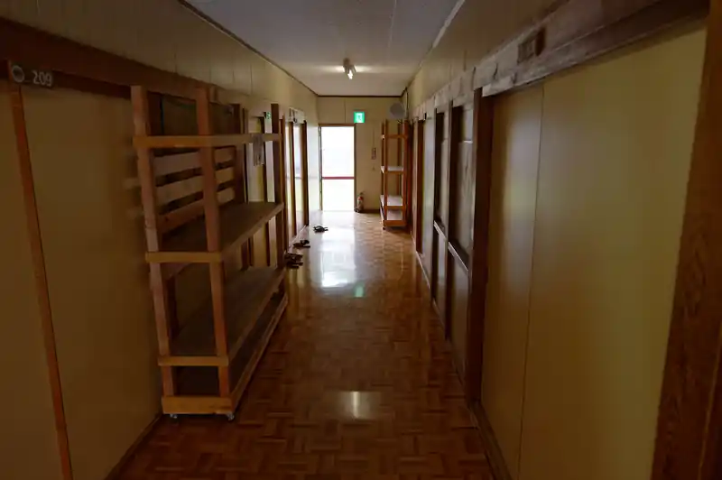 廊下。棚は荷物置き場。