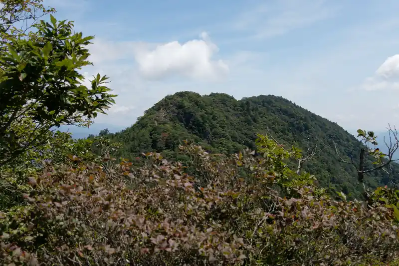 こちらは本社ヶ丸のほうと思われます。
よく見ると山頂手前に岩場のようなものが見えます。う～む、結構高度感ありそうな岩場ですねえ…。