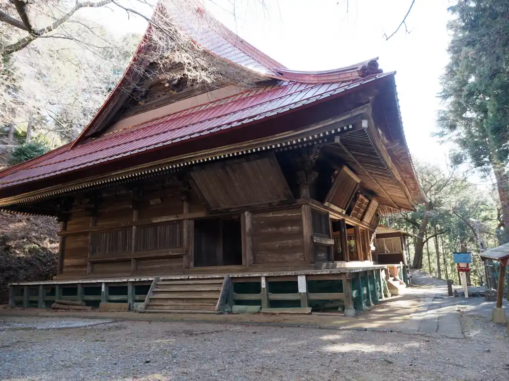 高山不動尊。
成田山新勝寺、高幡山金剛寺と並び、関東三大不動尊（高山不動尊を入れるかは所説あるらしいが）にも数えられる歴史ある寺院なんですが、ここはいつ来てもひっそりとしております。
とはいえ、山を歩いてここに来ると、大抵誰か休憩していたりするんですが今日は誰もいませんでした。