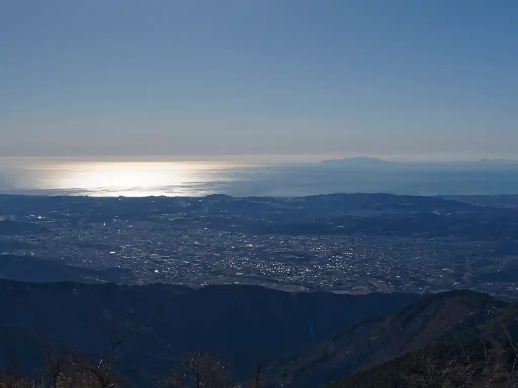 奥に大島。