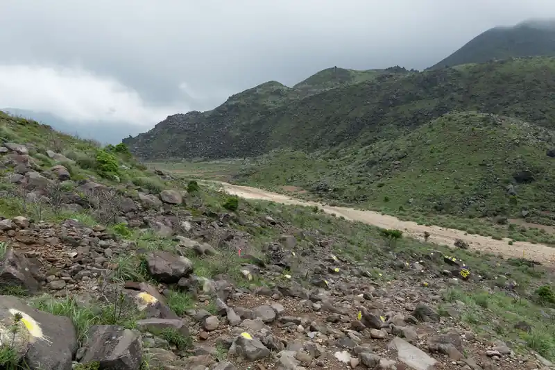 あの先に法華院温泉山荘がある…！