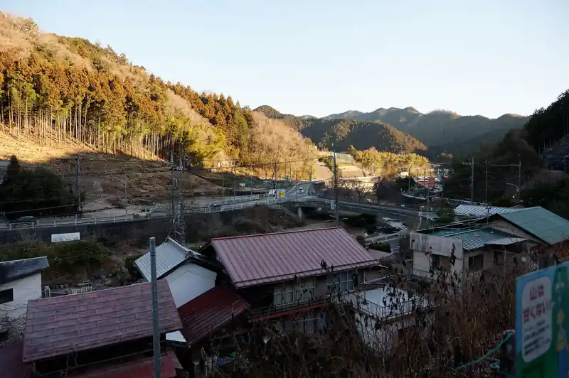 吾野駅から顔振峠方面。
駅の向かいの山肌がすっかり更地になってしまっている。
私の記憶では、民家か畑があったような気がするのだが…。