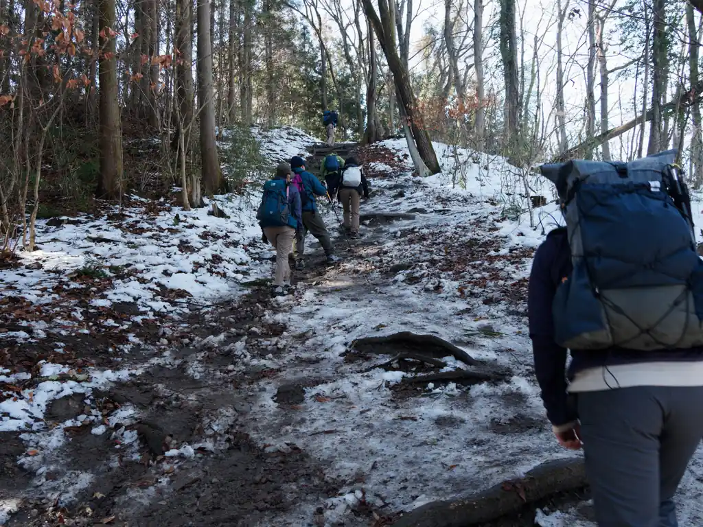 踏ん張って登る登山者たち。
地味に滑るのでちょっと厄介な坂道でした。