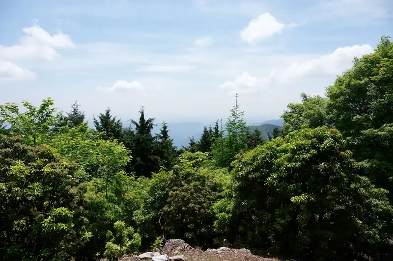 眺め良い。が、モヤっとしていて景色はそれほど見えません。