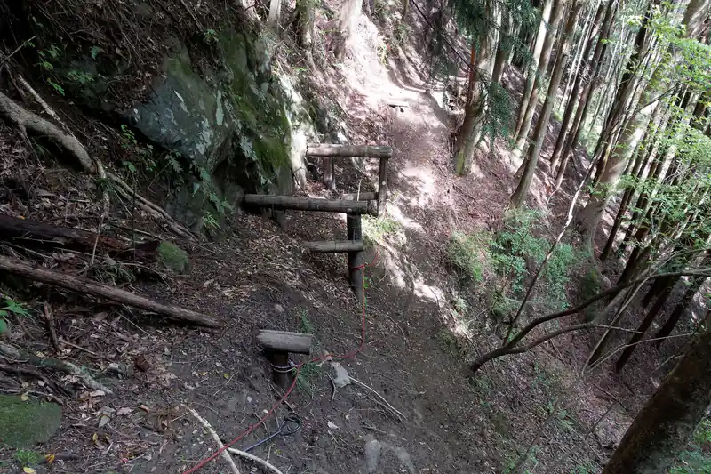 最後の難所はこの崩落した木橋なんですが、前まであった朽ちた橋桁の数が減って、新しいロープが追加されていたような気がしました。
慎重に橋の谷側につけられた道を歩いて通過します。
一番難しいのは巻き道まで降りることなんですが、逆に言うと緊張感あるのはそこくらいです。ロープもあるし、割となんとかなります。