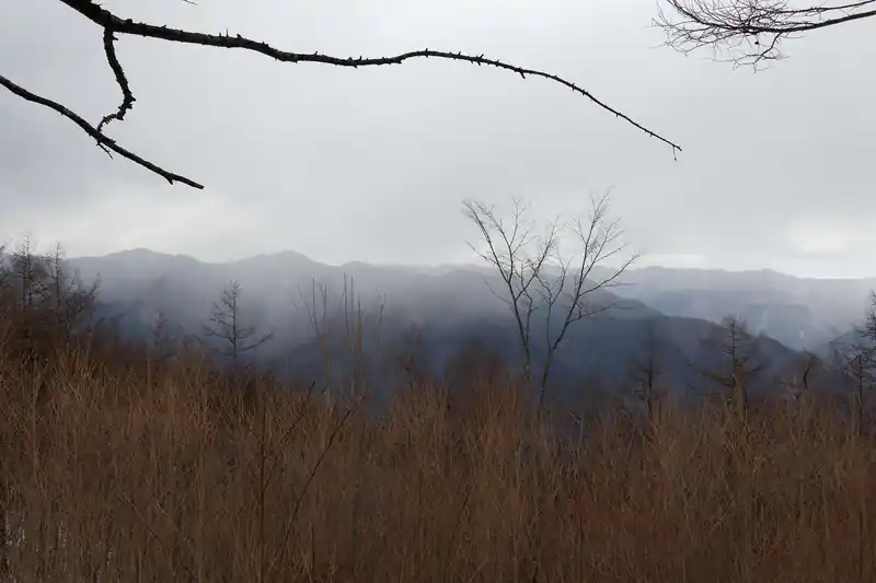 次第にガスってきました。ちょうどこちらでも、細かい雪がパラパラと振り始めています。
たぶん、向こうでも同じなんじゃないかな。