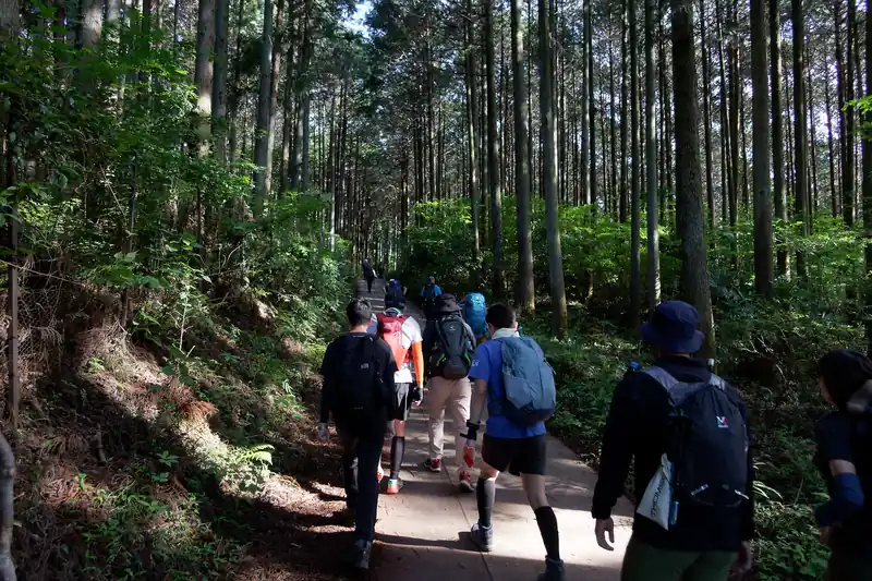 登山口を通って団子状態で進む登山者たち。

この手前の民家で家事があったらしく、消防車が詰めかけていたが、既にほぼ消火済みだったようだ。