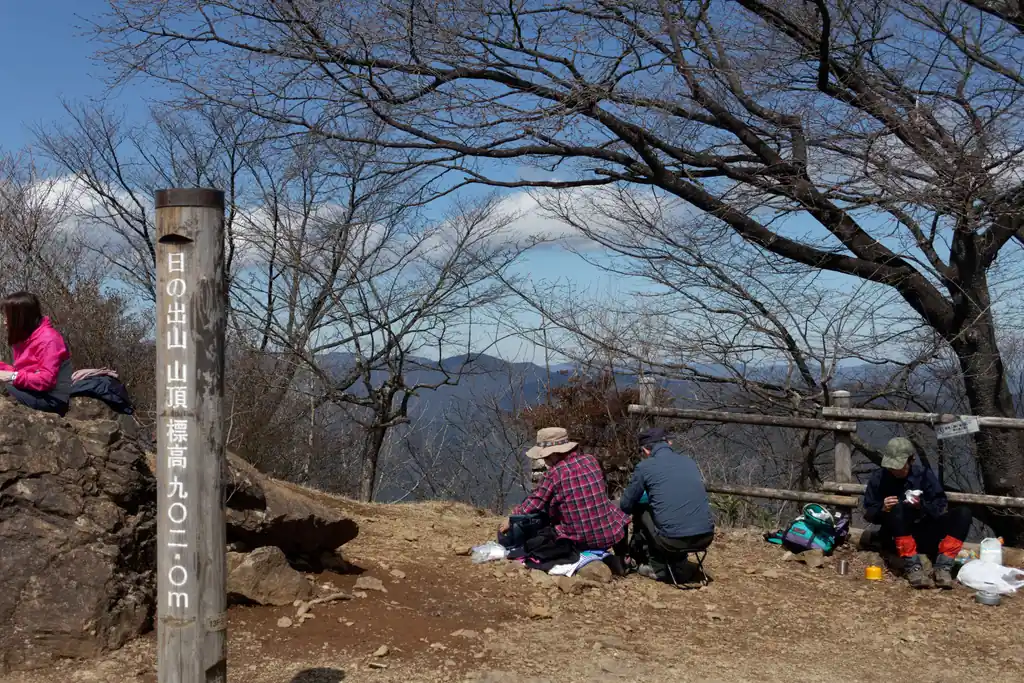 山頂に到着。山頂はものすごい人出。今までほとんど人がいなかったので、どこから来たんでしょうか。たぶん御岳山から歩いてくる人が多いんでしょうね。まあ近いからなあ。