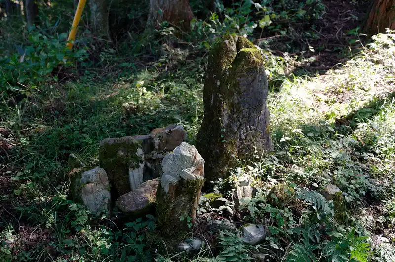 途中崩れたお地蔵さん？を横目に見ながら歩く。