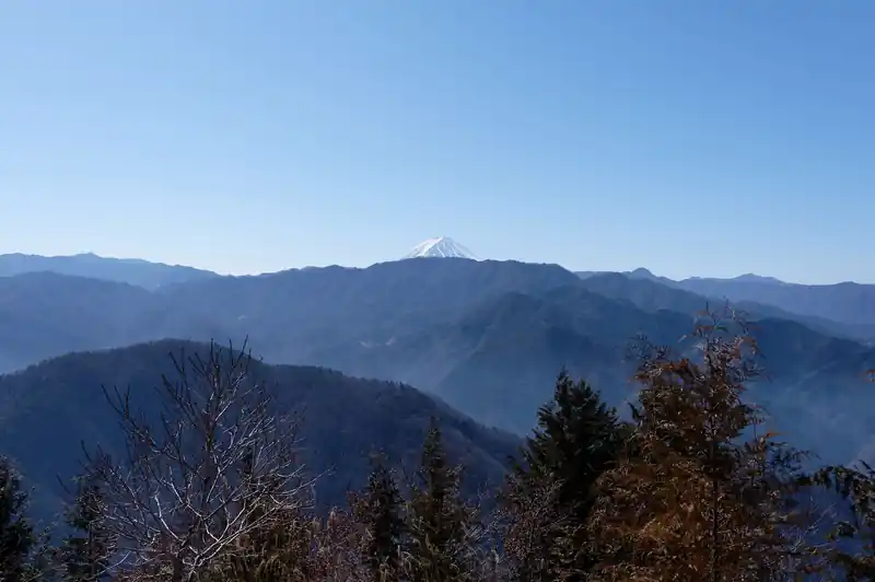 東峰は本当に見晴らしが良い。大展望。素晴らしい。
とりあえず富士山。