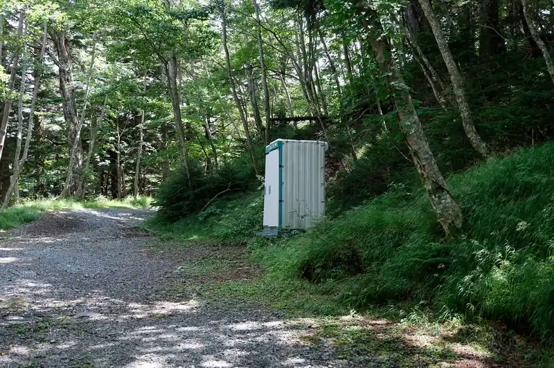 林道のようなものに出てトイレ。
このトイレが五合目までで存在する最後のトイレ。