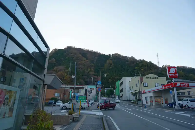 大月駅前の道を歩いていくと見える山が菊花山かな、たぶん。