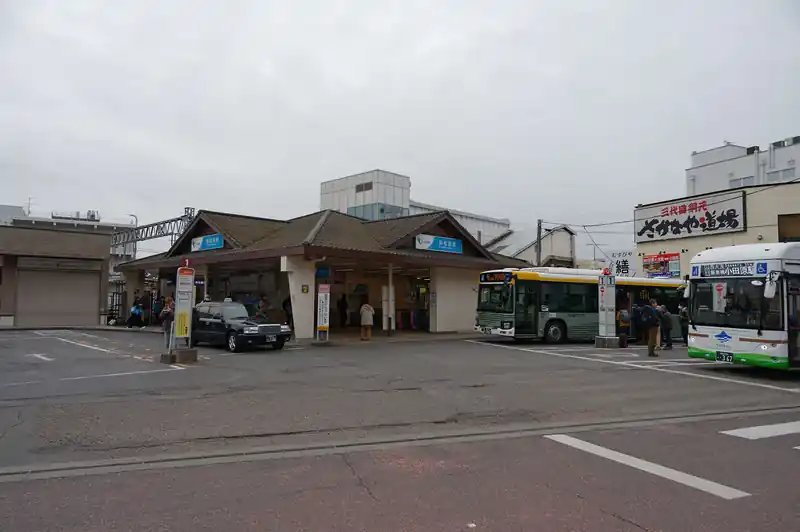 7時30分過ぎに新松田駅に到着。
駅前には登山者が西丹沢行きのバス停に列を成していましたが、私は駅から歩いて登山口を目指します。