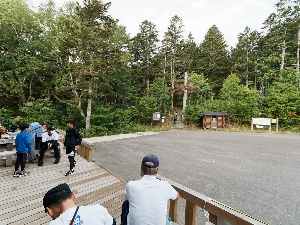 登り始めは沼山峠。

ここで持参した朝食を軽く食べて、身支度を終わらせたら歩き始める。今回はこの沼山峠から、燧ヶ岳を中心に時計回りに回るルートです。
沼山峠 -> 大江湿原 -> 尾瀬沼 -> 白砂湿原 -> 尾瀬ヶ原 -> 燧裏林道と歩いて尾瀬御池まで戻ってくるルート。