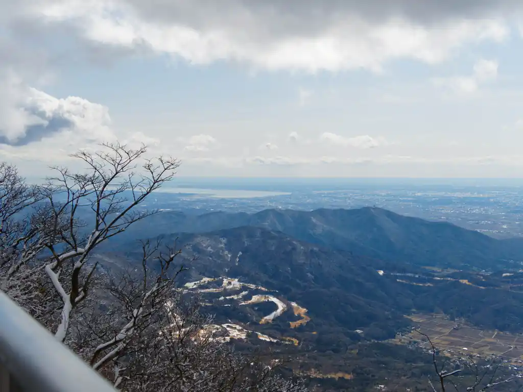 奥に霞ヶ浦、手前の山は宝篋山だと思う。