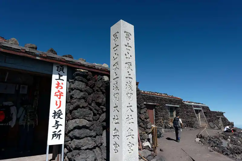 ようやく来ましたわ。4時くらいにスタートして、8時30分くらいに登頂したので、約4～5時間くらい。
コースタイム通りです。もうちょっとコースタイム巻けるんじゃないか、とか考えてた節はあるんですが、無理ですねこれは。
高所になると息が持たない。大人しくコースタイム通りトロトロ歩いたほうが確実です。