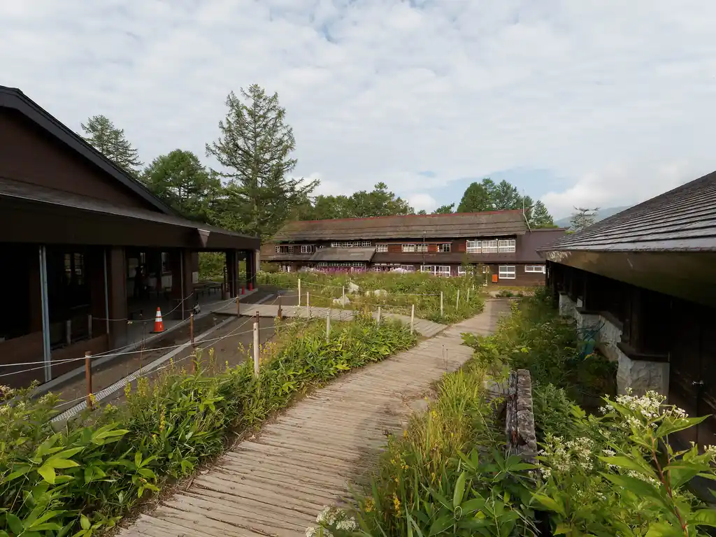 奥に見えるのが長蔵小屋だったと思う。たしか。

左がビジターセンターだったかな。
