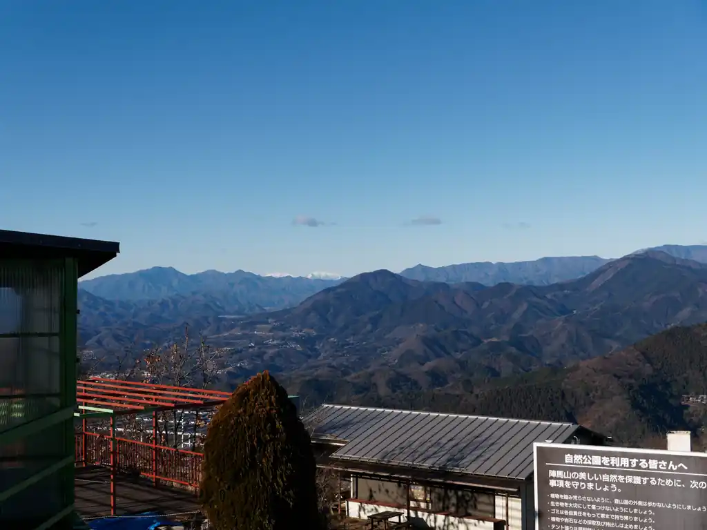 この日は思いのほか天気がよく、遠くまで見渡せてとても良い。
今年は冬のくせに暑くて空気がモヤっとしており、遠くまで見渡せる日が少なかったので、こういう日に山に登れたのは嬉しい限り。