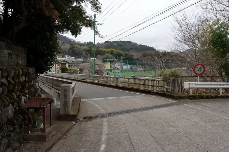 住宅地の道路を歩いていくと橋が出てきて…