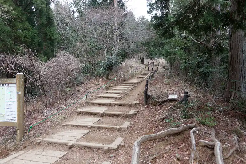 この坂で完全に足が止まる。
もう歩けんぞ…と休み休みなんとか登りきると…
