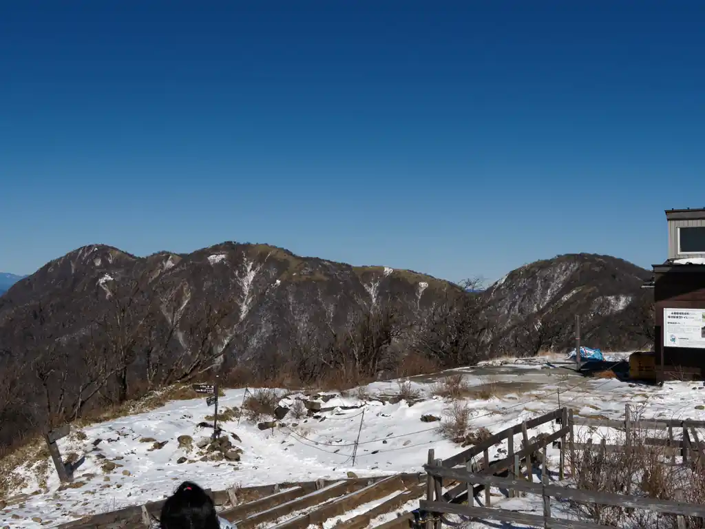 奥は丹沢山かな。いつか歩いてみたいところだが…。
今回、大倉バス停から塔ノ岳まで2時間30分ほどで登れたので、丹沢山往復に2時間30分かかると見積もっても、7時間ほどで下山できる。
それなら7時から登り始められれば、14時だし、仮に8時になっても15時。陽が長くなった5月か6月くらいに日帰りで行けないかな～と思っているところ。
まあ山小屋がいっぱいあるんだから、泊まって蛭が岳くらいまで行けばよいのでは、といえばそうなのだが。泊りとなると一気にハードル上がる気がするんですよね…。
