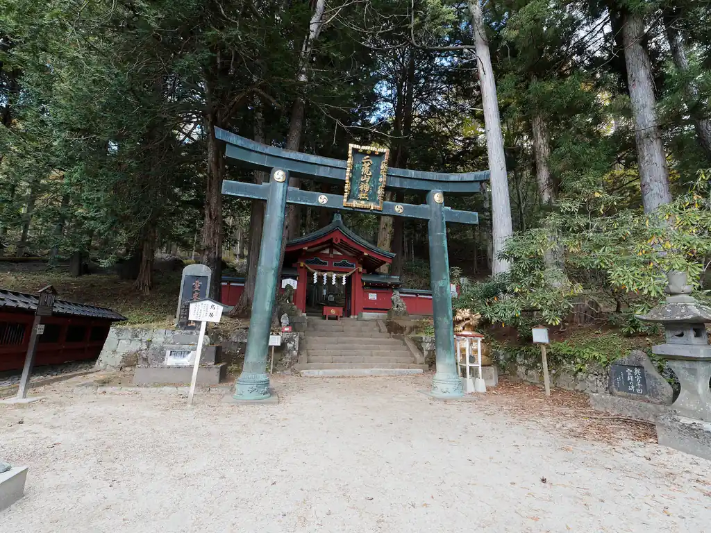 無事下山です。丁度12時くらい。
二荒山神社はすっかり一般の観光客と参拝者の方で賑わっていました。
とりあえず向かいにある食堂でご飯を食べようか、先にバスに乗って駅まで向かおうか迷いましたが、混雑していそうなので、とりあえず駅まで向かうことに。
境内で荷物を整えたりしていたら、「なんで登山者がこんなにいるんだ？」と怪訝な顔で睨みつけてくるおじさんがいたりと、少し居心地が悪い。

バスは結局数分遅れてやってきましたが、既に座席はいっぱいで座れず。ただそのあとのバス停で降りる人もいて、いろは坂手前で座ることができました。
いろは坂は本当にクネクネとヘアピンカーブの多い道でして、座っていても手すりに捕まっていないと結構きつい。