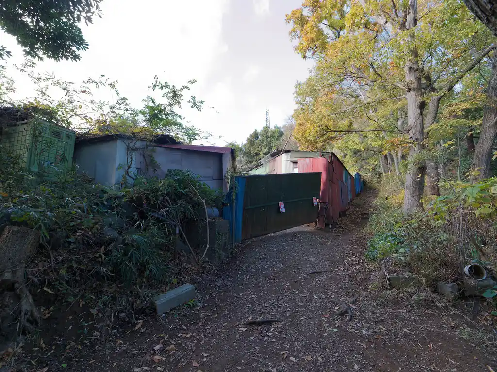 よくわからないが、善波峠手前には何か物々しい雰囲気の小屋がある。なんの小屋なんだろう？
中をチラッと覗いたが、ガラクタのようなものが少し置いてあったりしてよくわからなかった。
