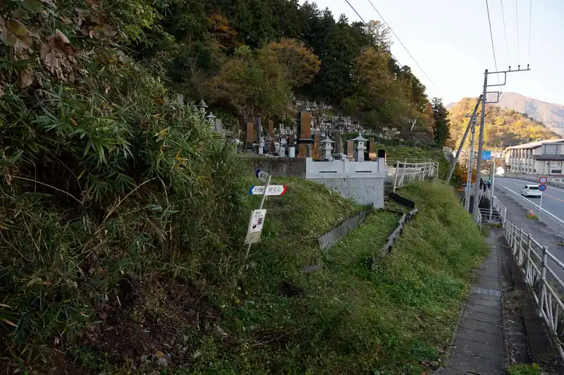 登山口に到着。登山者らしき数人のグループはなぜかこの登山口を素通りしていきました。なんでだ…？