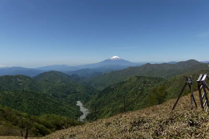 横を見れば富士山がいる…。